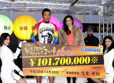 　ＫＥＩＲＩＮグランプリで優勝賞金１億円を獲得した武田豊樹（左）＝２０１４年１２月３０日・岸和田競輪