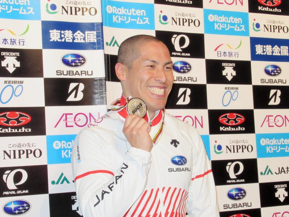 世界選手権で獲得した銀メダルを手に笑顔の河端朋之