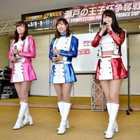 玉野競輪でライブ中のスピーチーズ（左から）木村菜摘、北見直美、坂本こはる