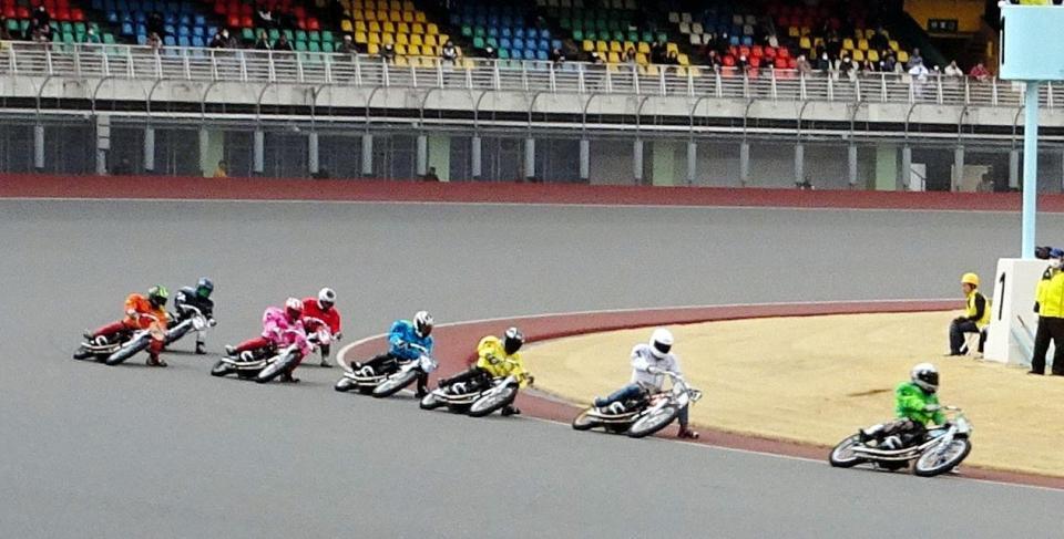 ４周１コーナーで抜け出した（６）森且行