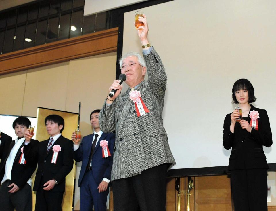 　乾杯の音頭を取る尾形元調教師