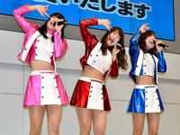 松山競輪でライブ中のスピーチーズ（左から）木村菜摘、坂本こはる、北見直美