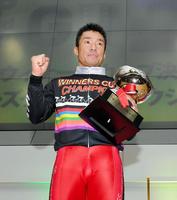 １２Ｒ決勝を制し、優勝した武田豊樹は、カップを手にガッツポーズを見せる＝松山競輪場（撮影・北村雅宏）