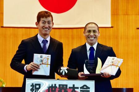 メダル獲得の顕彰セレモニーで笑顔の脇本雄太（左）、河端朋之