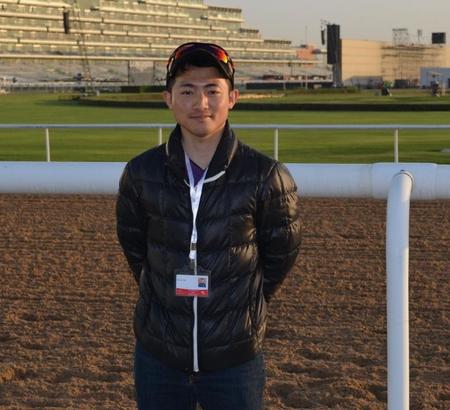 　モズカッチャンの調教を担当する梛木孝幸助手