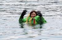 初勝利を祝い児島の水面に投げ込まれた福岡泉水