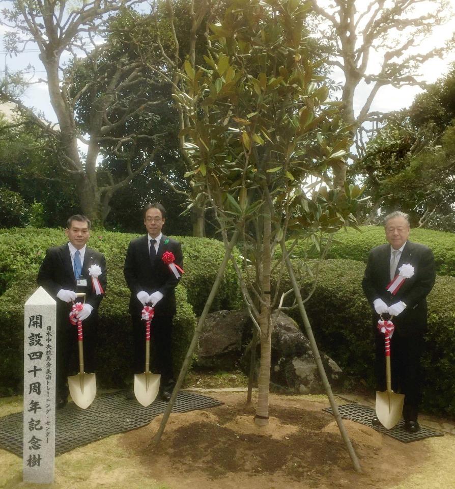 　記念植樹を行った後藤正幸ＪＲＡ理事長（右）ら関係者
