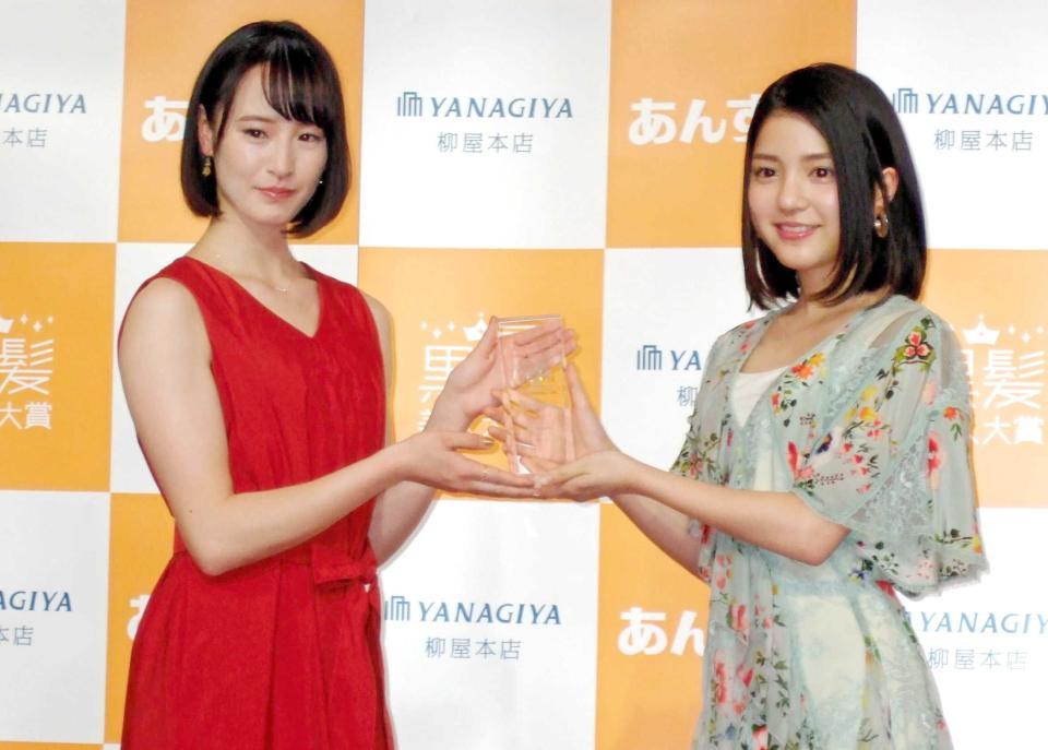 　プレゼンターの川島海荷（右）からトロフィーを贈られた藤田菜七子
