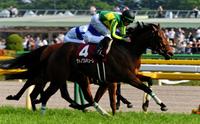 フローラＳを快勝したサトノワルキューレ（手前）＝東京競馬場（撮影・三好信也）