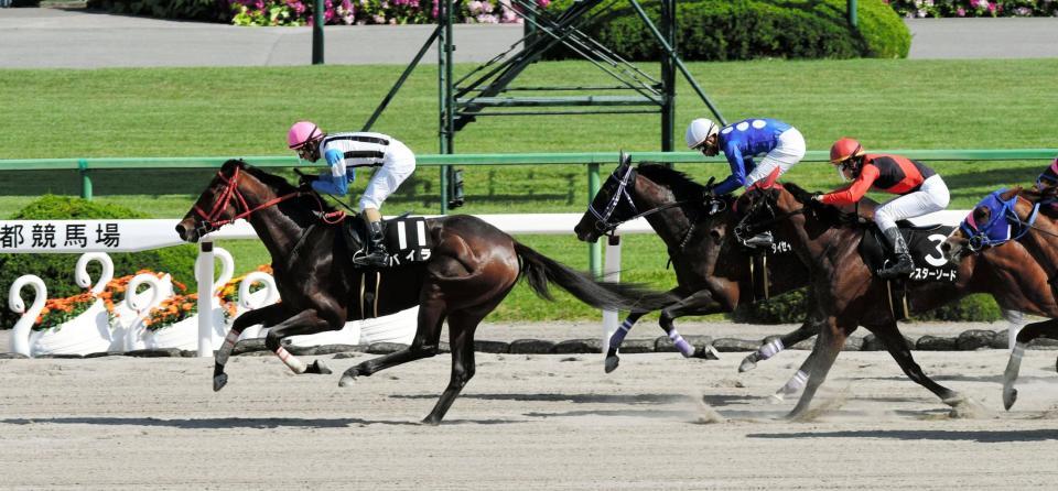 　端午ステークスを制したバイラ（左）