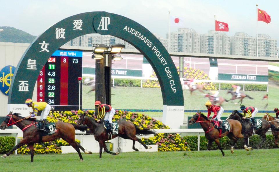 　５着に終わったアルアイン（左から２頭目）と７着のダンビュライト（右端）