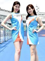 平塚競輪のバンクエンジェル（左から）セイサ、岡本みなみ