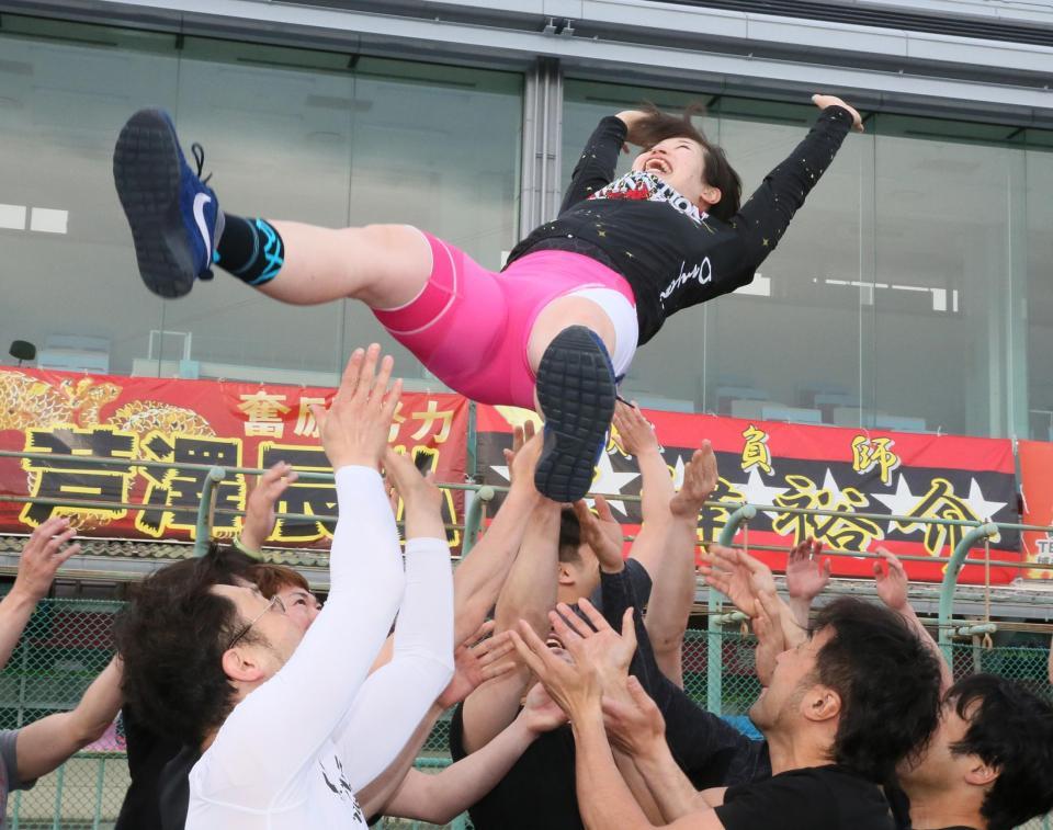 ガールズケイリンコレクションで勝利し、胴上げされる石井貴子＝平塚競輪場