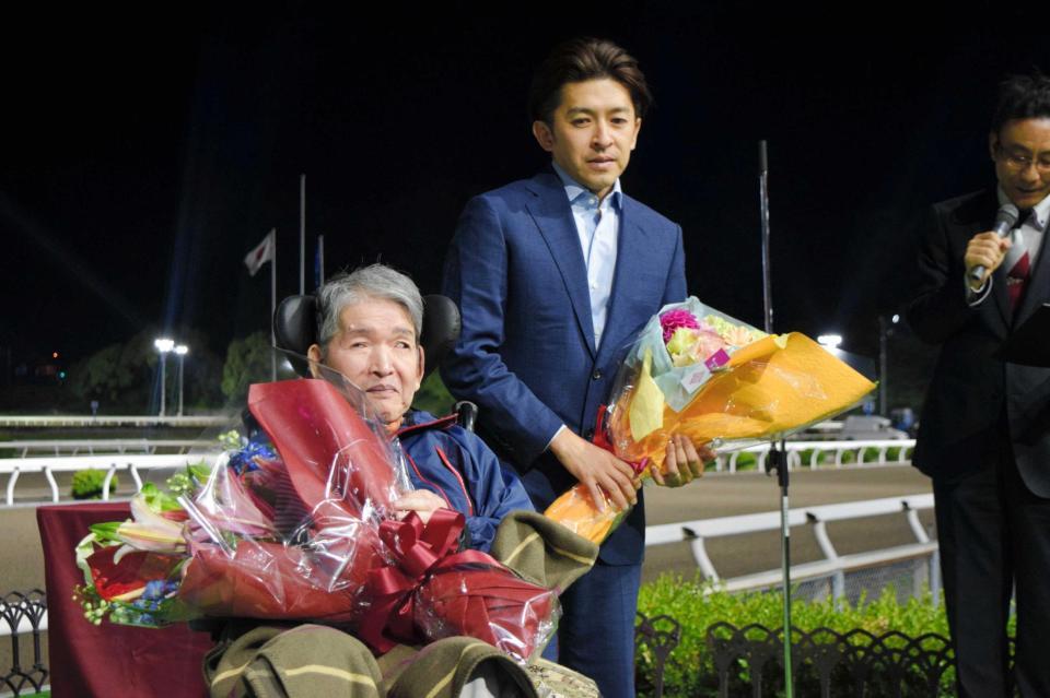 　福永と２年ぶりに高知競馬場に訪れた洋一さん（左）