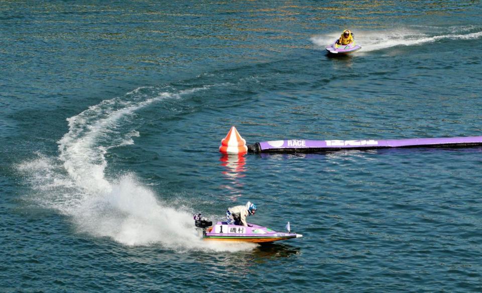 ４艇フライングのため２艇でレースを続行する磯村匠（手前）と鈴木幸夫