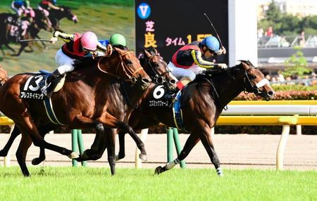 　ゴール前の攻防を制したコズミックフォース（右）