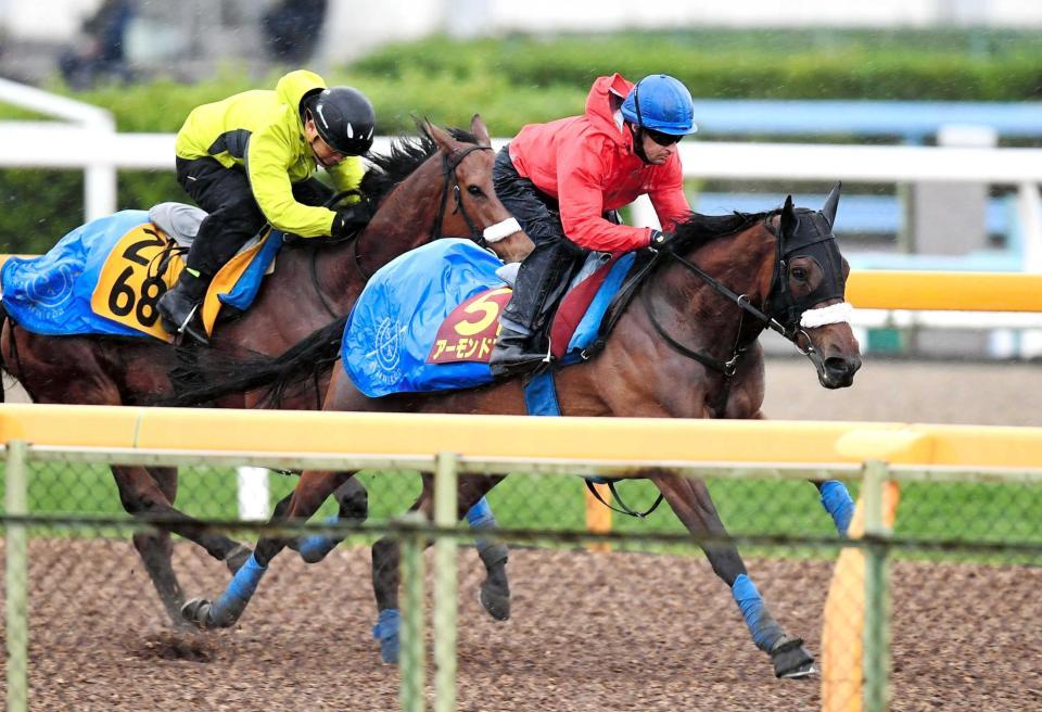 　ルメールを背に、牝馬２冠へ順調なアーモンドアイ（手前）