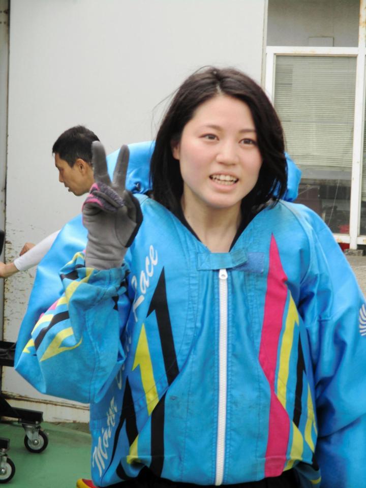 Ｖサインで初勝利を喜ぶ安井瑞紀