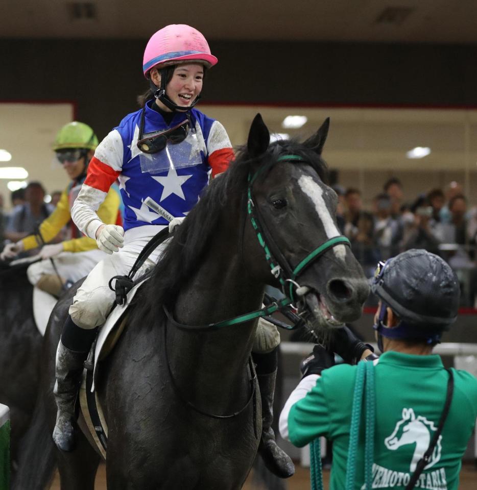 ベルクカッツェで通算３１勝目を挙げ、笑顔で検量室に引きあげてきた藤田騎手＝東京競馬場