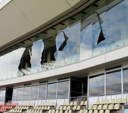 地震によりガラスが破損したスタンド