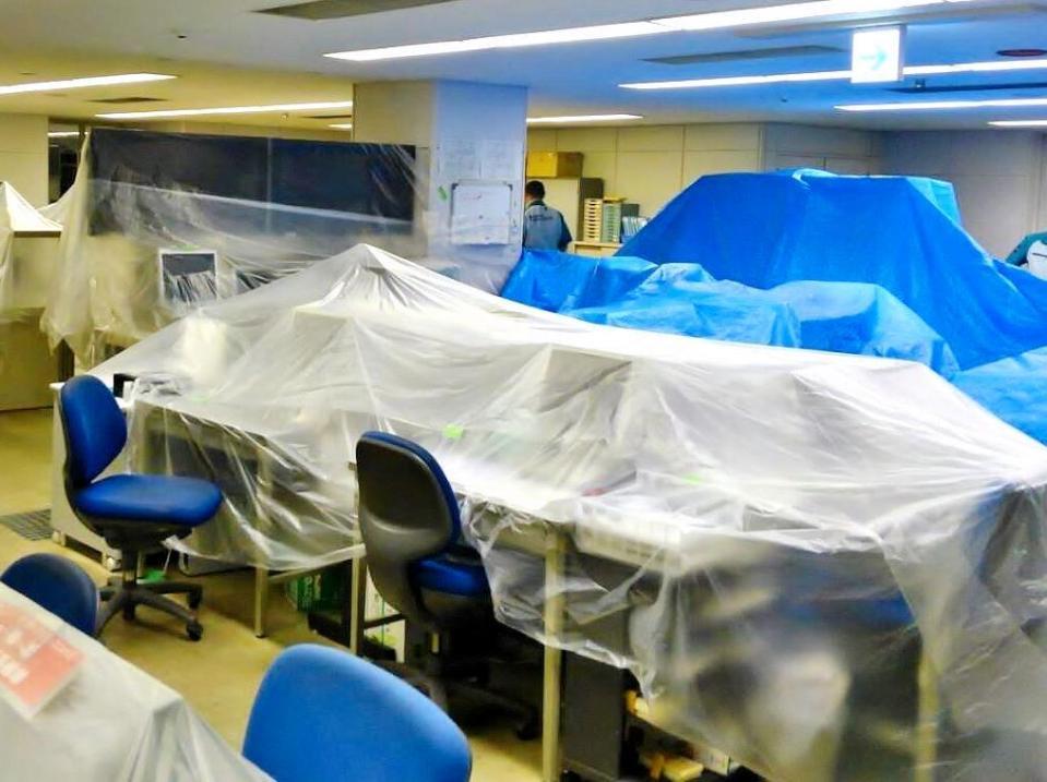 スプリンクラー配水管の亀裂で発生した水漏れから守るためにシートを被されたシステム＝ボートレース尼崎