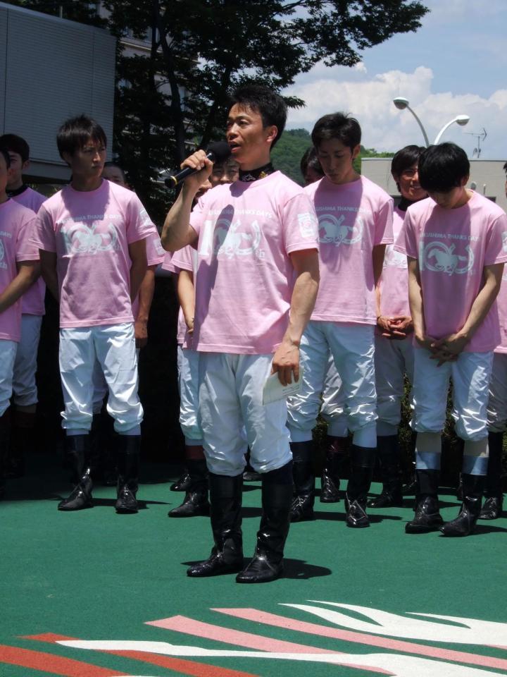 福島競馬場でのキックオフセレモニーで挨拶する北村宏