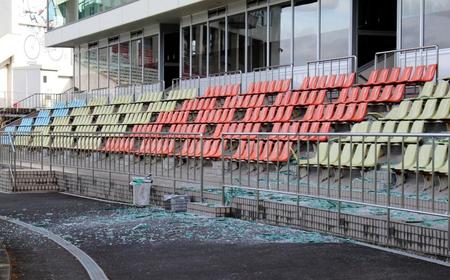 地震のため割れたガラスが散乱した観客席