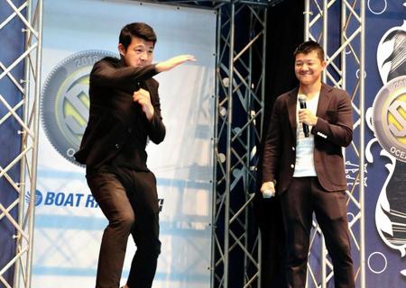 シャドーボクシングを披露した亀田興毅（左）と弟の大毅