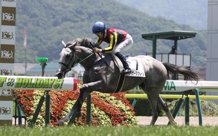 　福島５Ｒ２歳新馬、４角先頭から押し切り快勝のカイザースクルーン
