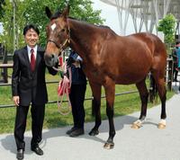 メジロドーベルのお披露目に登場した吉田豊騎手＝函館競馬場（撮影・三好信也）