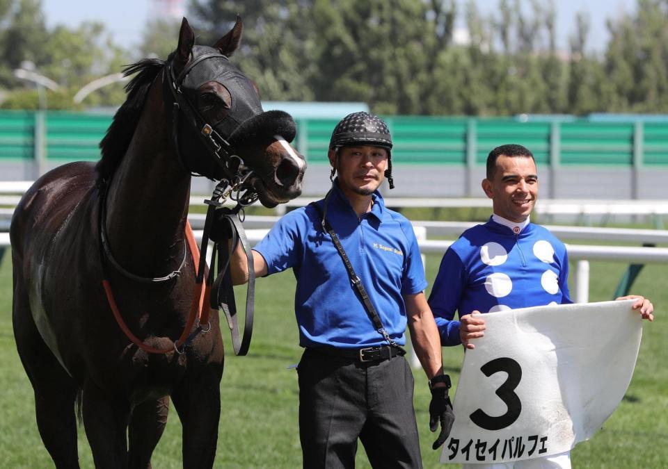 ２Ｒをタイセイパルフェで制したモレイラ騎手（右）＝札幌競馬場