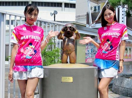 Ｇ３開催中の松戸競輪でアテンドガールを務める間嶋杏凛さん（左）、朝倉あやさん