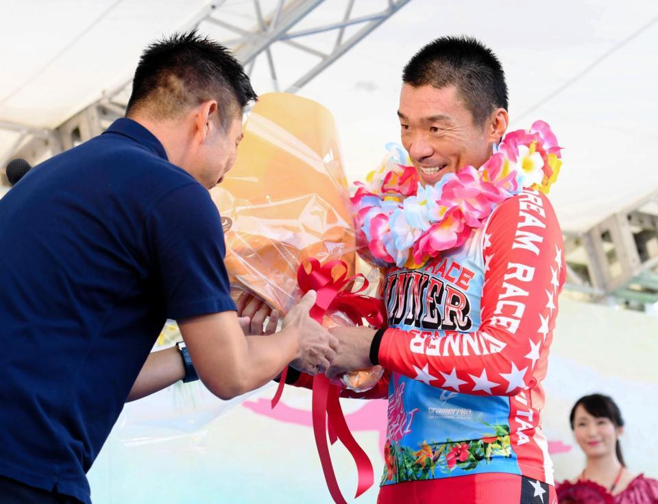 前園真聖（左）から花束を受け取る武田豊樹＝いわき平競輪場（撮影・棚橋慶太）