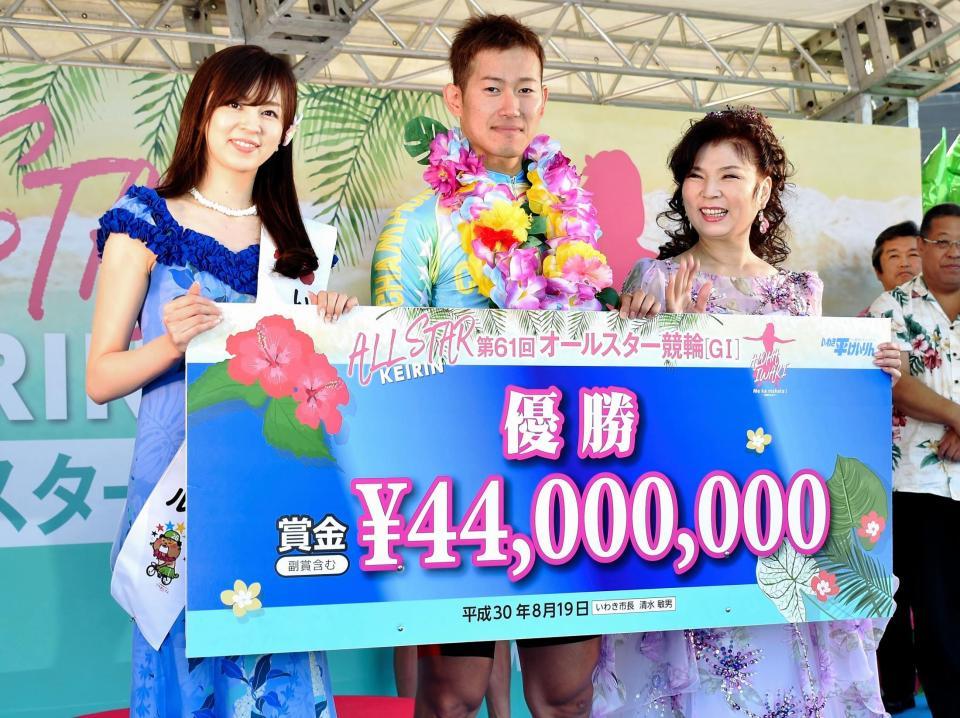 歌手の八代亜紀（右）、いわき平競輪イメージガールのかをり（左）に祝福される脇本雄太