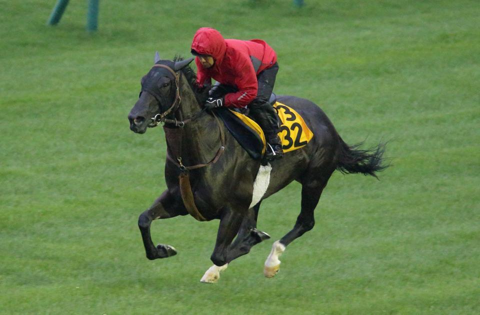 　雷雨の中、札幌芝を駆け抜けるナックビーナス