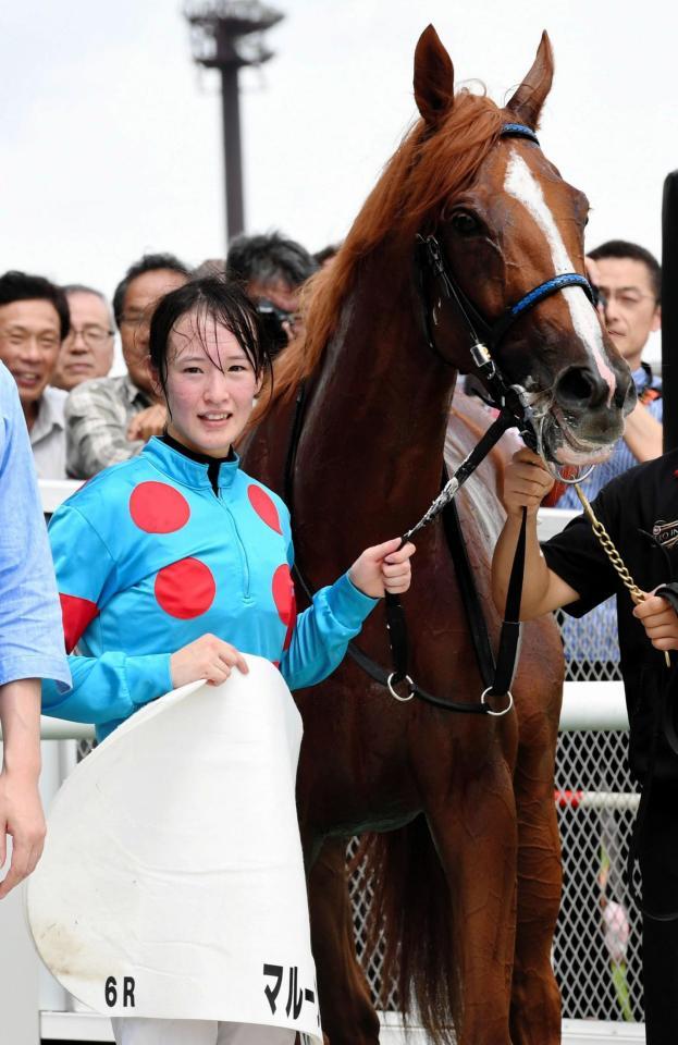 ６Ｒ、マルーンエンブレムで３６勝目を挙げた藤田菜七子騎手＝新潟競馬場（撮影・三好信也）