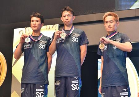 　ＢＯＡＴＲＡＣＥ振興会会長賞のメダルを手にする（左から）２着の笠原亮、１着の毒島誠、３着の篠崎仁志