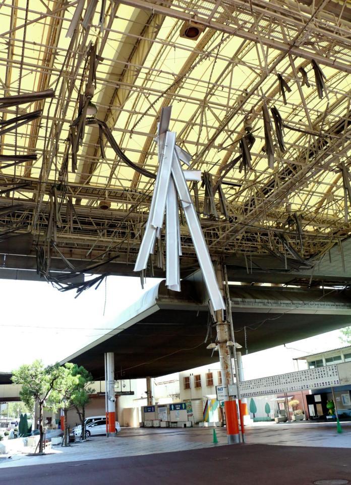 台風21号の影響で天井の鉄骨がはがれ落ちた大屋根広場