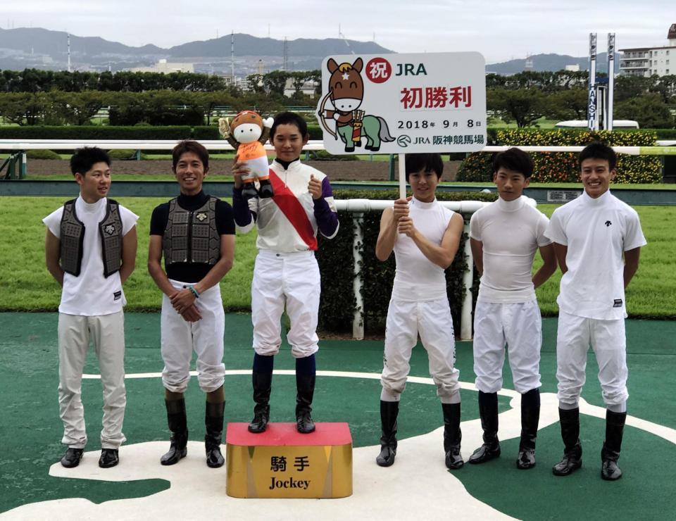 ８日の阪神７Ｒをアロマティカスで制し、ＪＲＡ初勝利を挙げた服部寿希騎手（左から３人目）と祝福する先輩騎手たち＝阪神競馬場