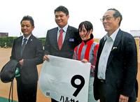 新馬戦勝利後に関係者と記念撮影する藤田菜七子（右から２人目、左端は大竹師）