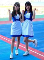 高知競輪でアテンドガールを務める小西鼓子さん（左）と鵜飼りえさん（右）