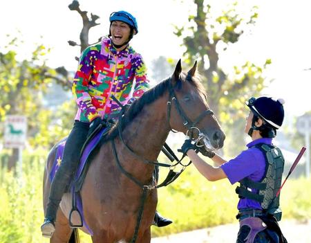 　ワグネリアンの追い切りに騎乗した藤岡康、ダービー馬の手応えに満面の笑みだ