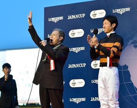 熱唱する北島三郎と合いの手を打つ武豊＝２０１６年１１月２７日、東京競馬場