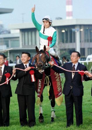 　エリザベス女王杯を制したメジロドーベル。馬の左で笑顔を見せるのが岩崎氏（鞍上は吉田豊）＝９８年１１月・京都競馬場