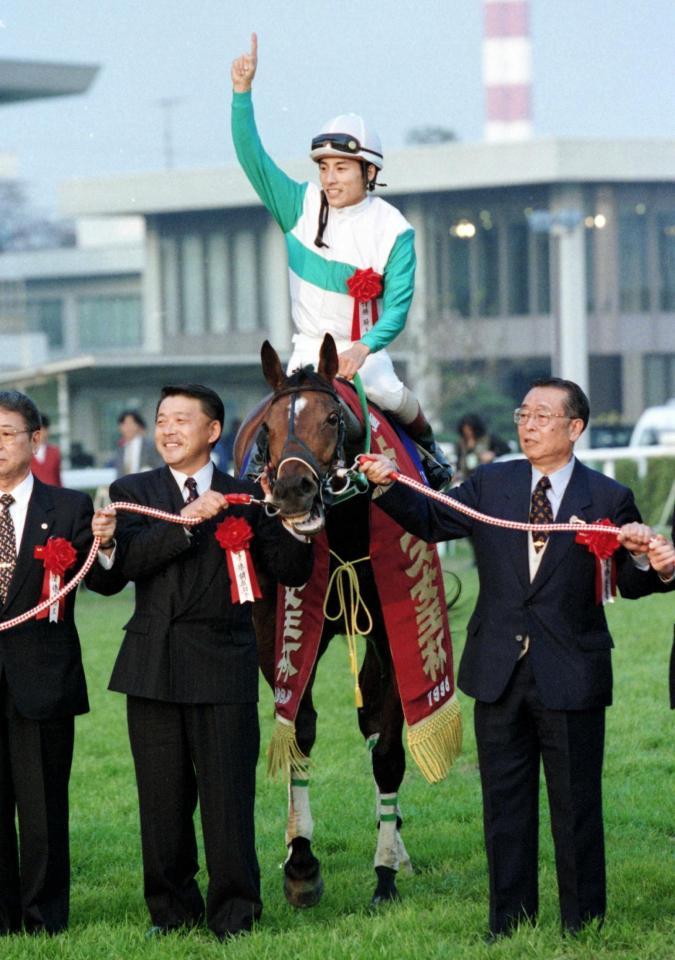 　エリザベス女王杯を制したメジロドーベル。馬の左で笑顔を見せるのが岩崎氏（鞍上は吉田豊）＝９８年１１月・京都競馬場