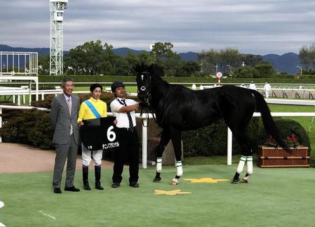 　武豊（左から２人目）が京都メイン大原Ｓで初騎乗となるウオッカの子タニノフランケルで初勝利を飾った