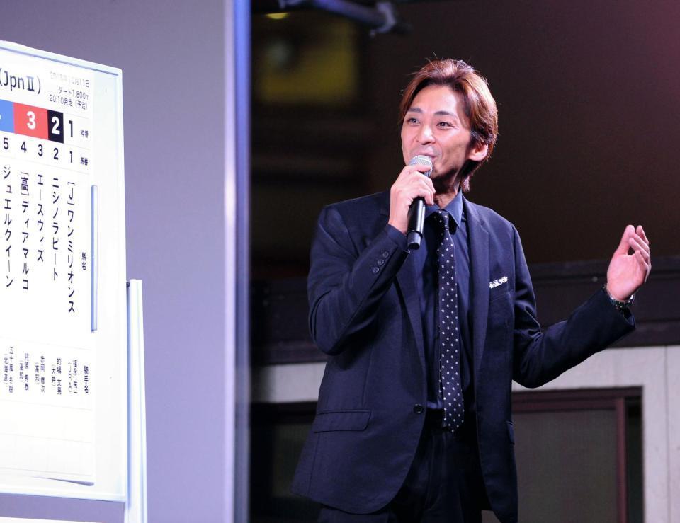 　レースの予想をする森且行＝大井競馬場