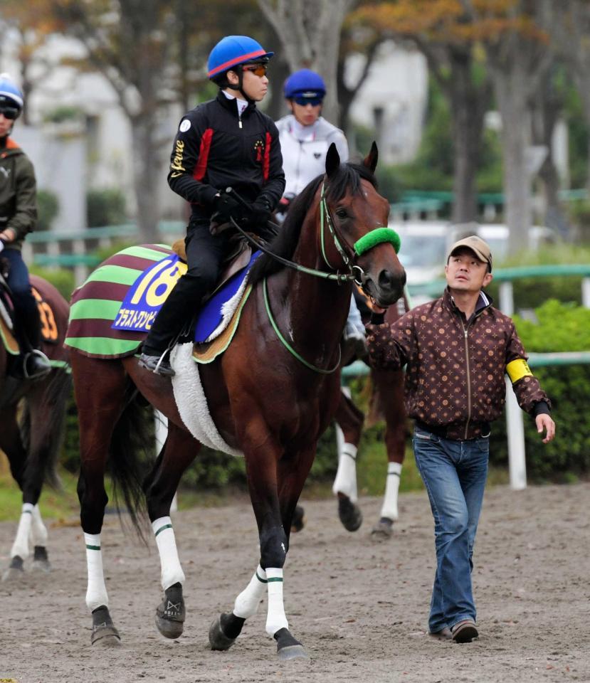 　最後の１冠に大逆転を懸けるブラストワンピース（右は大竹師）