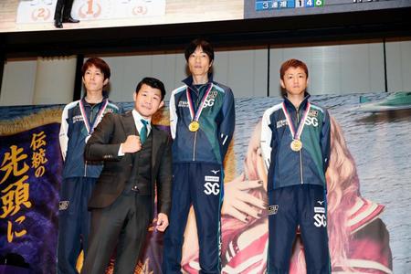 　表彰式でメダルを授与された（左から）２着・篠崎元志、プレゼンターの亀田興毅、１着・守田俊介、３着・石野貴之