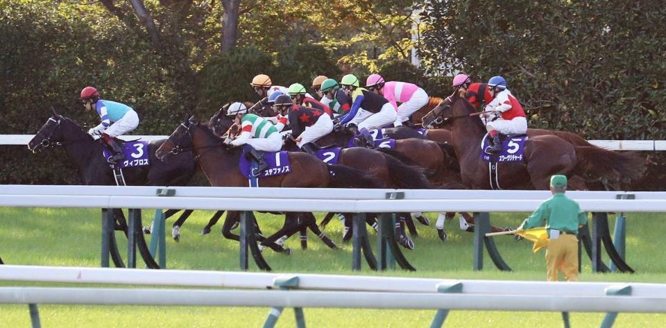 　スタートで遅れるスワーヴリチャード（右端）